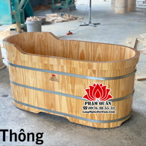Bồn tắm bằng gỗ thông